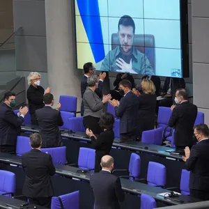 Der ukrainische Präsident Wolodymyr Selenskyj spricht im Bundestag und bekommt Applaus von der Bundesregierung.