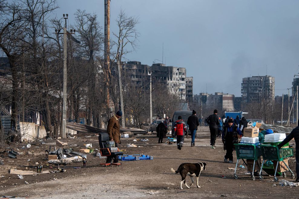 Ukrainische Bewohner sammeln Habseligkeiten und Vorräte während sie sich darauf vorbereiten, die Stadt über einen humanitären Korridor am Nordrand der Stadt zu verlassen (17. März).