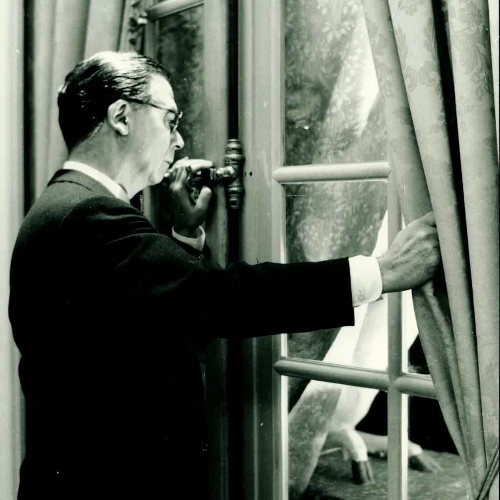 Cristóbal Balenciaga, spanischer Modedesigner, vor einem Fenster.