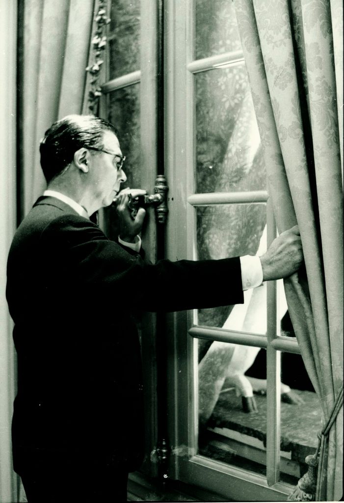 Cristóbal Balenciaga, spanischer Modedesigner, vor einem Fenster.