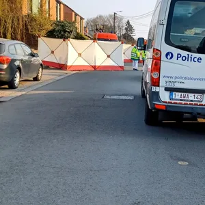 Ein Einsatzwagen der Polizei steht am Unglücksort Strepy-Bracquegnies.