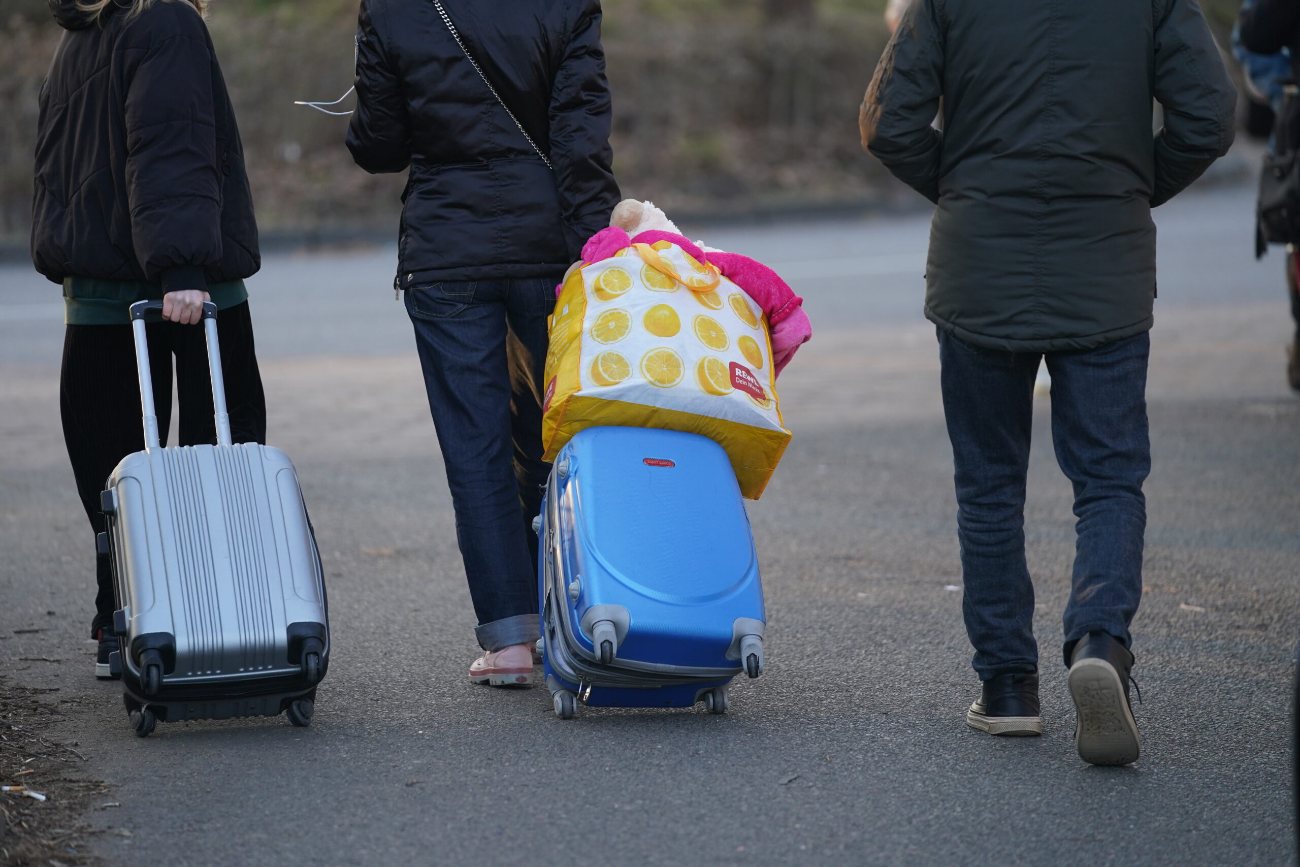 Ukrainische Geflüchtete mit einem Rollkoffer am Ankunftszentrum Rahlstedt. Hamburg zählt immer weniger Ankünfte von Geflüchteten. (Symbolbild)