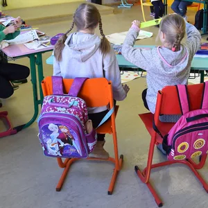 Bunt eingerichtete Schulklasse mit ukrainischen Schülern.