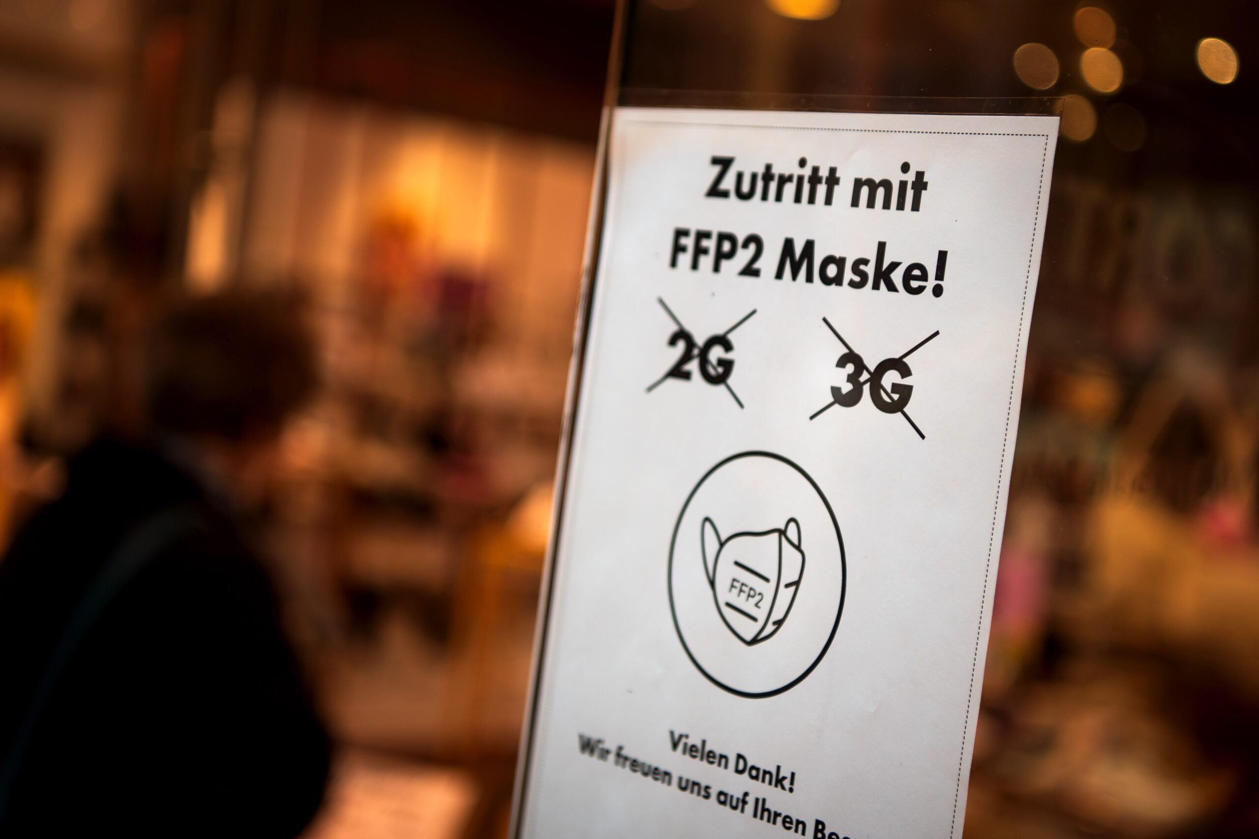 Ein Schild an einem Restaurant informiert über die FFP-2 Maskenpflicht.