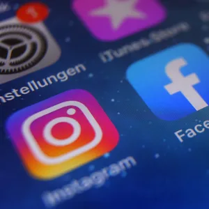 Auf einem Handy installierte soziale Medien