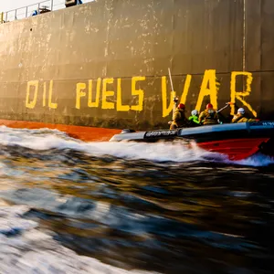 „Oil fuels War“ – zu deutsch: „Öl heizt Krieg an“. Unter diesem Motto protestierten Greenpeace-Aktivisten am Mittwoch gegen Öl-Importe aus Russland.