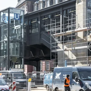 Am denkmalgeschützten U-Bahnhof Rödingsmarkt finden letzte Bauarbeiten statt. Ab Montag fährt die U3 nach 14-monatiger Sperrung auch zwischen Hauptbahnhof und Baumwall wieder durch.