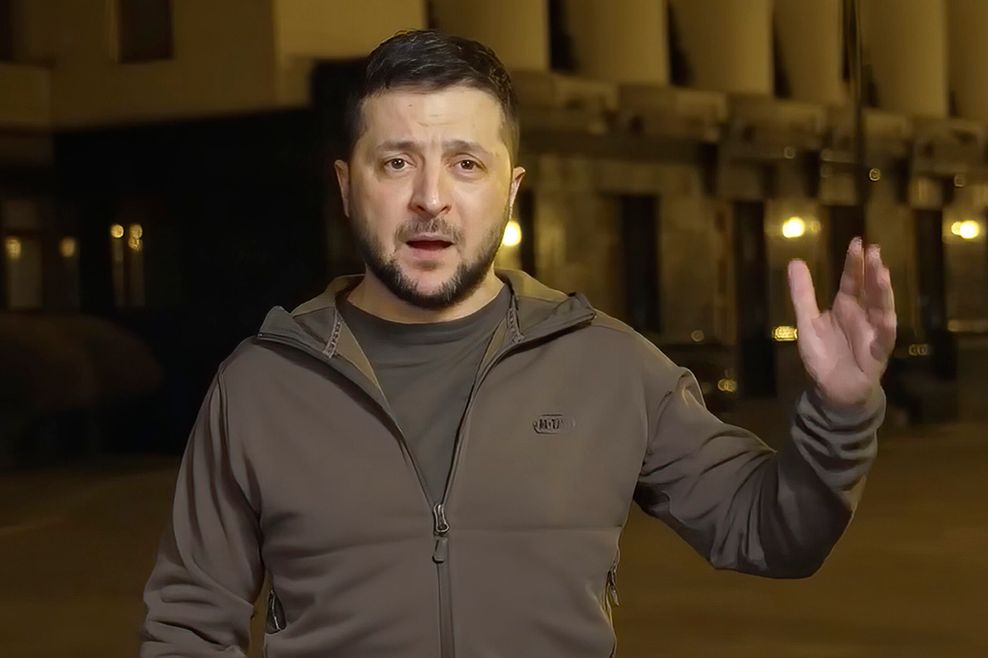 In diesem Bild aus einem Video, das vom Pressebüro des ukrainischen Präsidenten zur Verfügung gestellt wurde, spricht Wolodymyr Selenskyj, Präsident der Ukraine, am frühen Donnerstag in Kiew, Ukraine.