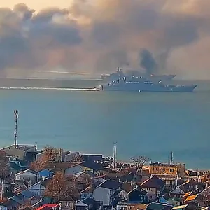 Rauch steigt nach einem Beschuss in der Nähe eines Seehafens in Berdjansk auf. Die ukrainische Marine meldete, sie habe das russische Schiff „Orsk“ versenkt.