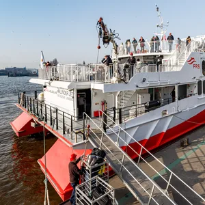 Der Helgoland-Katamaran „Halunder Jet“ liegt vor der ersten Fahrt in der neue Saison an den Landungsbrücken.