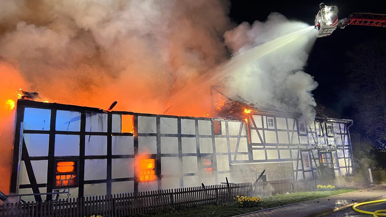 Die Feuerwehr bekämpft einen Brand in Alvesrode südlich von Hannover, der eine Scheune und ein Wohnhaus zerstört.
