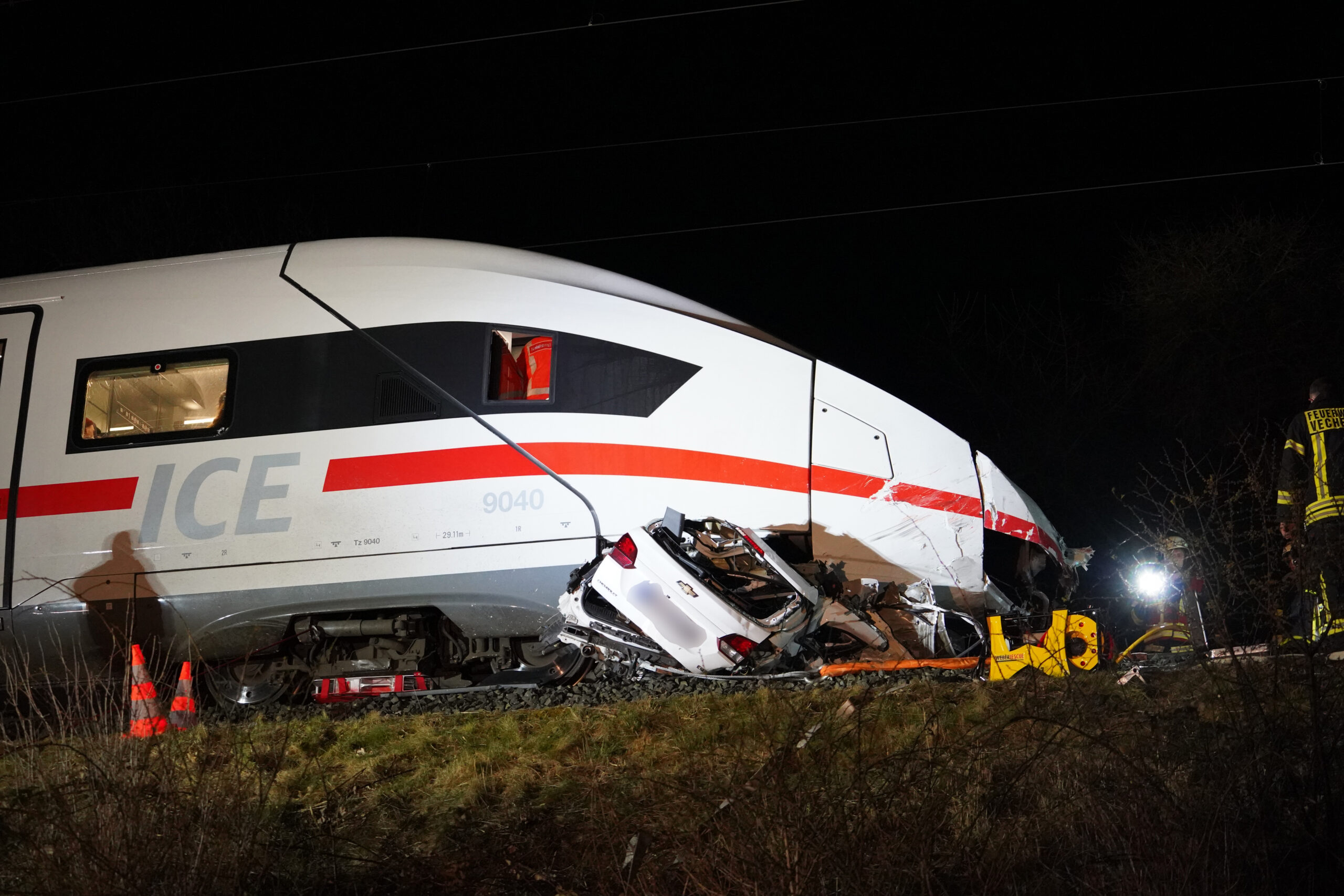 Ein ICE ist in Vechelde im Landkreis Peine mit einem auf dem Gleis stehenden Auto zusammengeprallt.