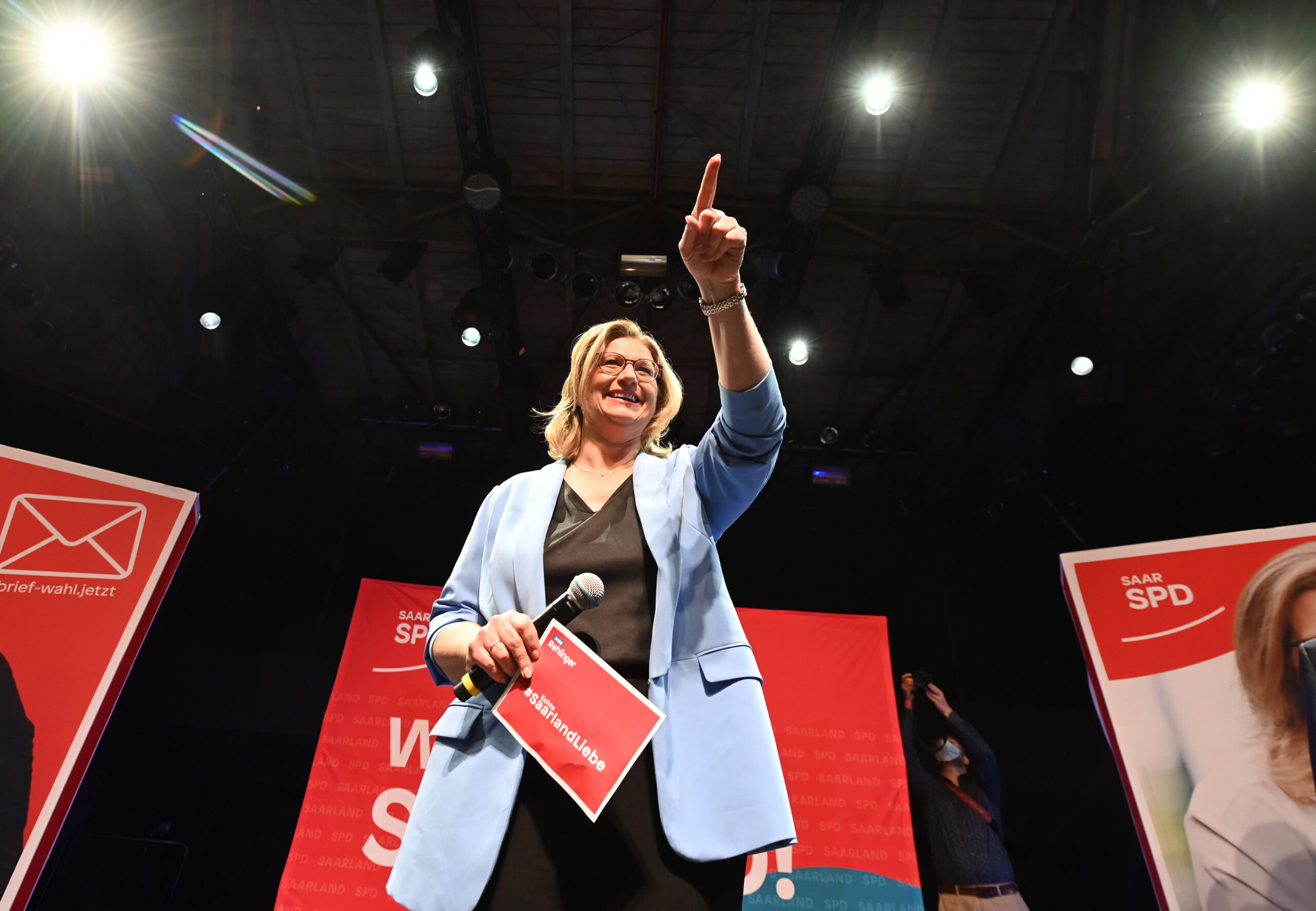 Anke Rehlinger zeigt lächelt mit dem Zeigefinger ins Publikum