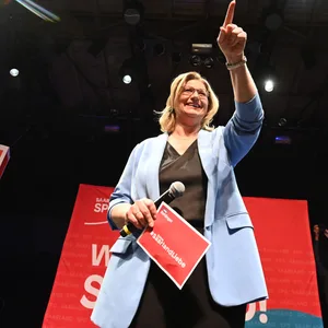 Anke Rehlinger zeigt lächelt mit dem Zeigefinger ins Publikum