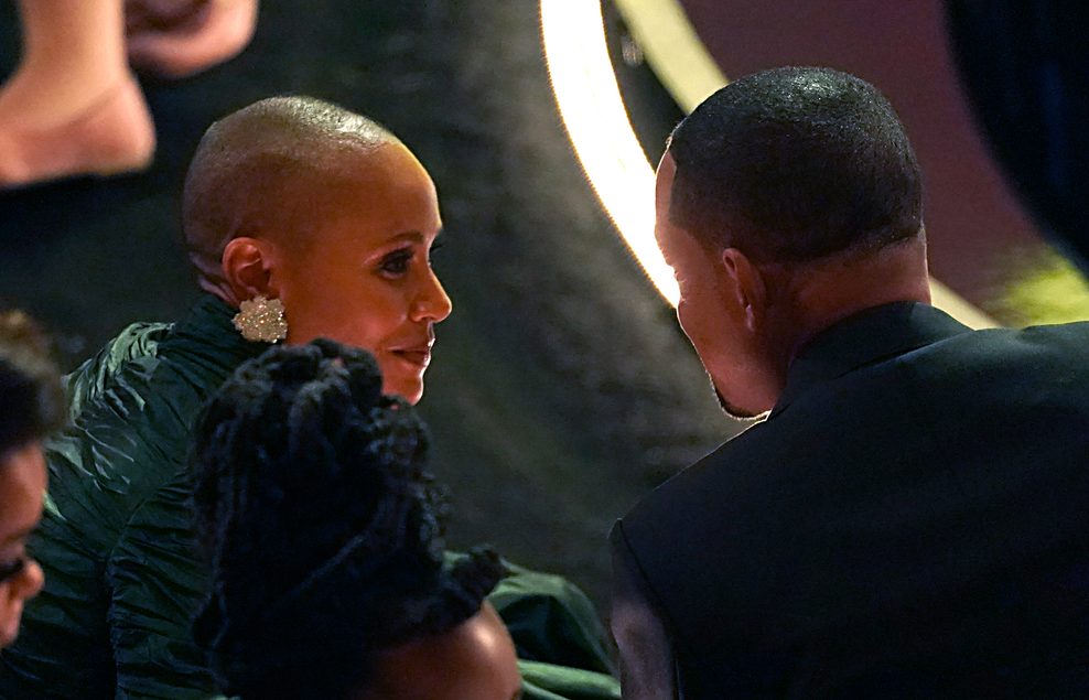 Jada Pinkett Smith und Will Smith unterhalten sich bei der 94. Verleihung der Academy Awards in Hollywood. Der Witz von Chris Rock ging auf Kosten von Jada Pinkett Smiths Haare.