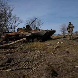 Ein ukrainischer Soldat steht neben einem zerstörten russischen Schützenpanzer in der Nähe der Frontlinie in Browary, am Stadtrand von Kiew.