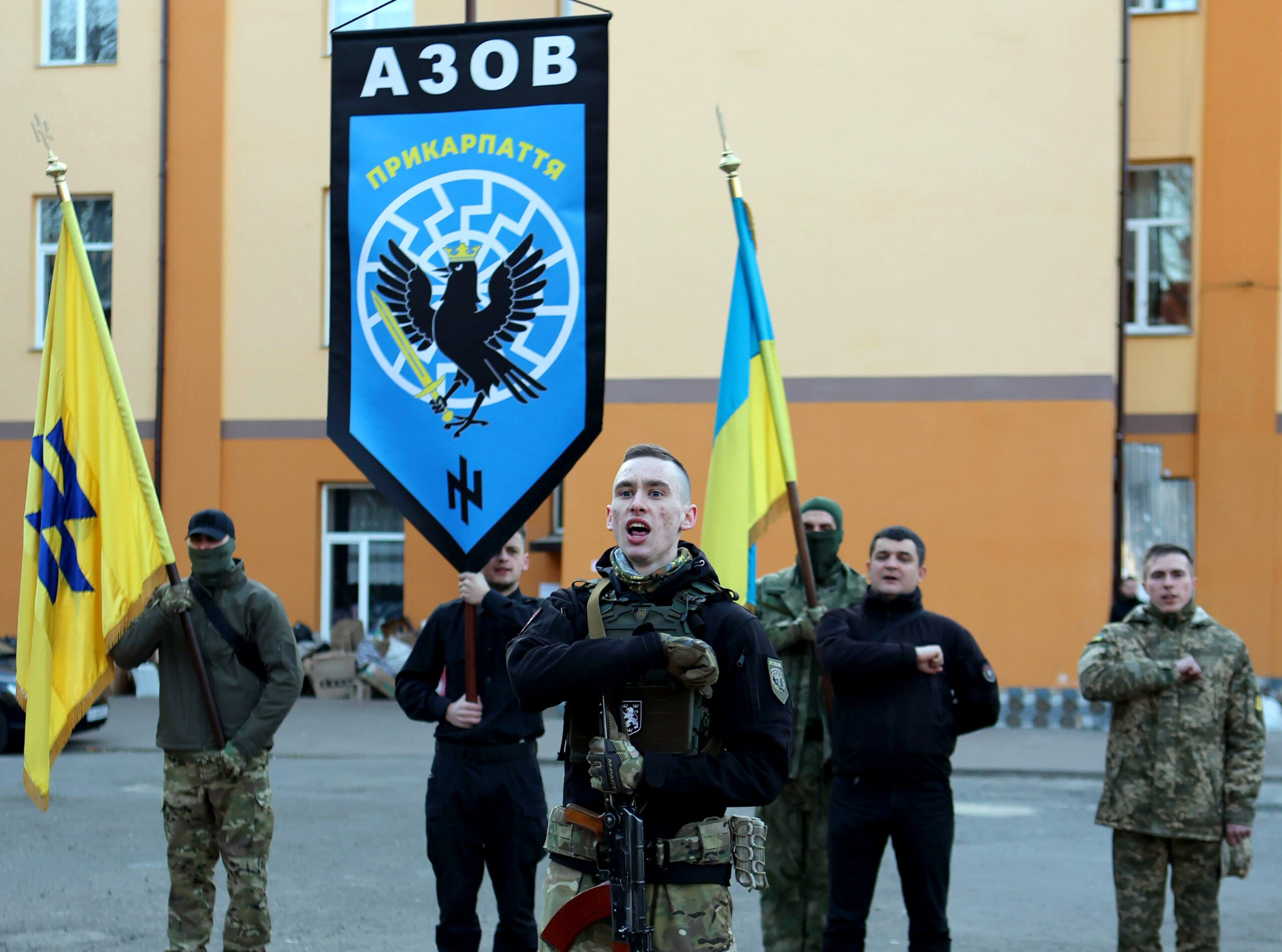 Das ukrainische Asow-Regiment, links auf der Fahne das Wolfsangel-Symbol der SS.