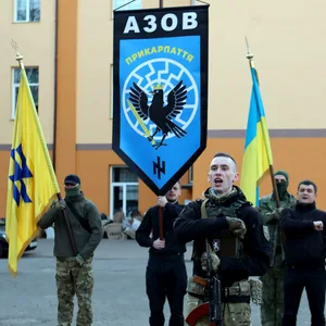 Das ukrainische Asow-Regiment, links auf der Fahne das Wolfsangel-Symbol der SS.