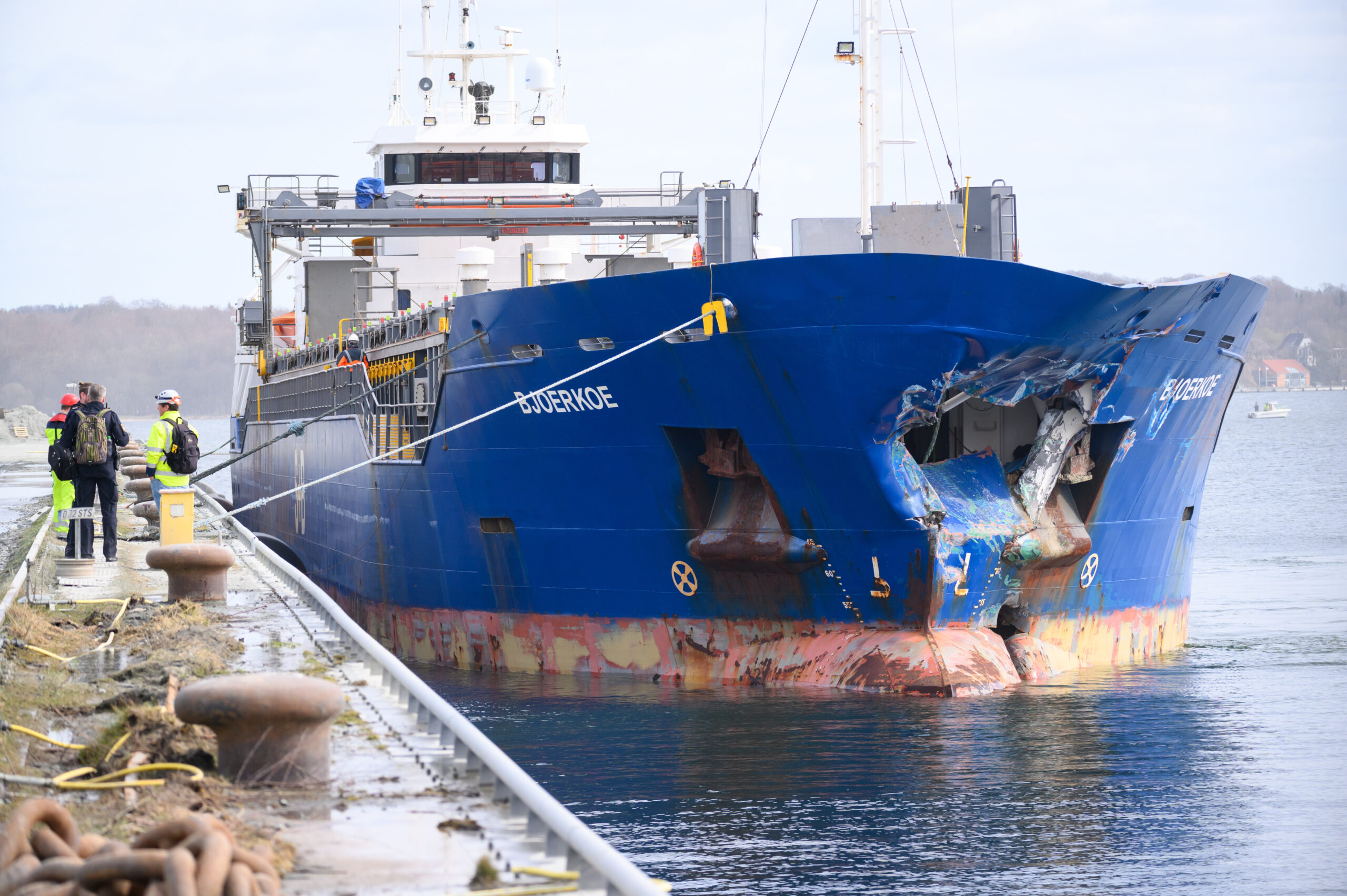 Die stark am Bug beschädigte „Bjoerkoe“ liegt am Kai eines Baustoffhandels, nachdem sie am Dienstag auf dem Nord-Ostsee-Kanal mit einem anderen Frachtschiff zusammengestoßen ist.