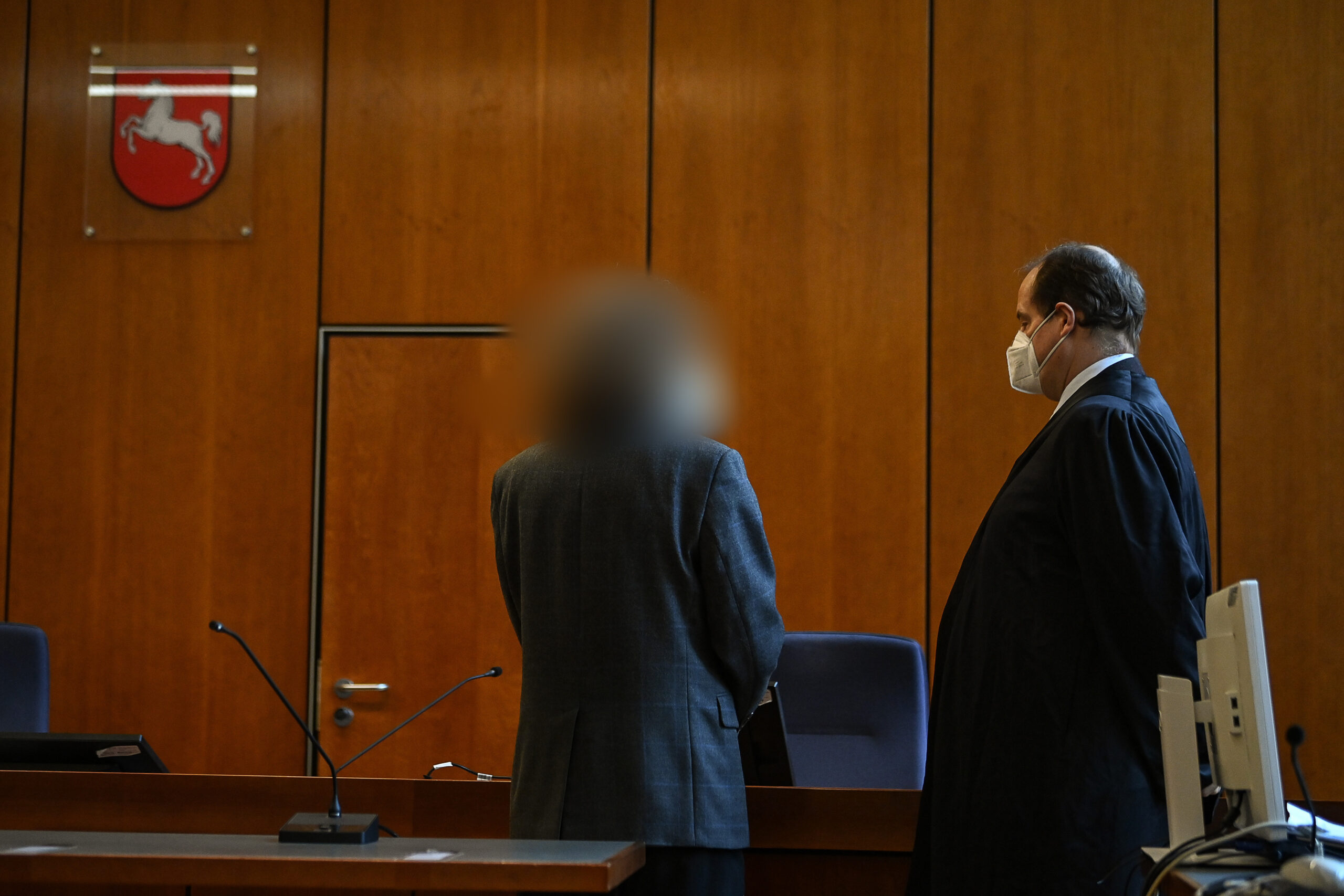 Ihm wurde sexuelle Nötigung in 21 Fällen an drei Frauen vorgeworfen. Am Mittwoch wurde der Angeklagte (l) zu einer Freiheitsstrafe von elf Monaten auf Bewährung verurteilt.
