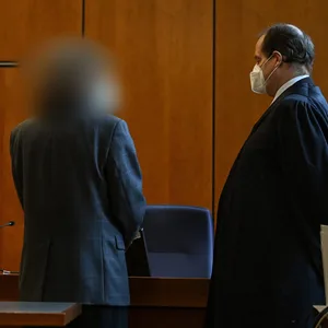 Ihm wurde sexuelle Nötigung in 21 Fällen an drei Frauen vorgeworfen. Am Mittwoch wurde der Angeklagte (l) zu einer Freiheitsstrafe von elf Monaten auf Bewährung verurteilt.