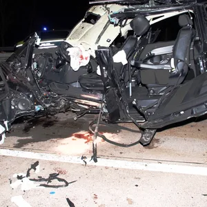 Ein zerstörter Van steht auf der Autobahn 24.