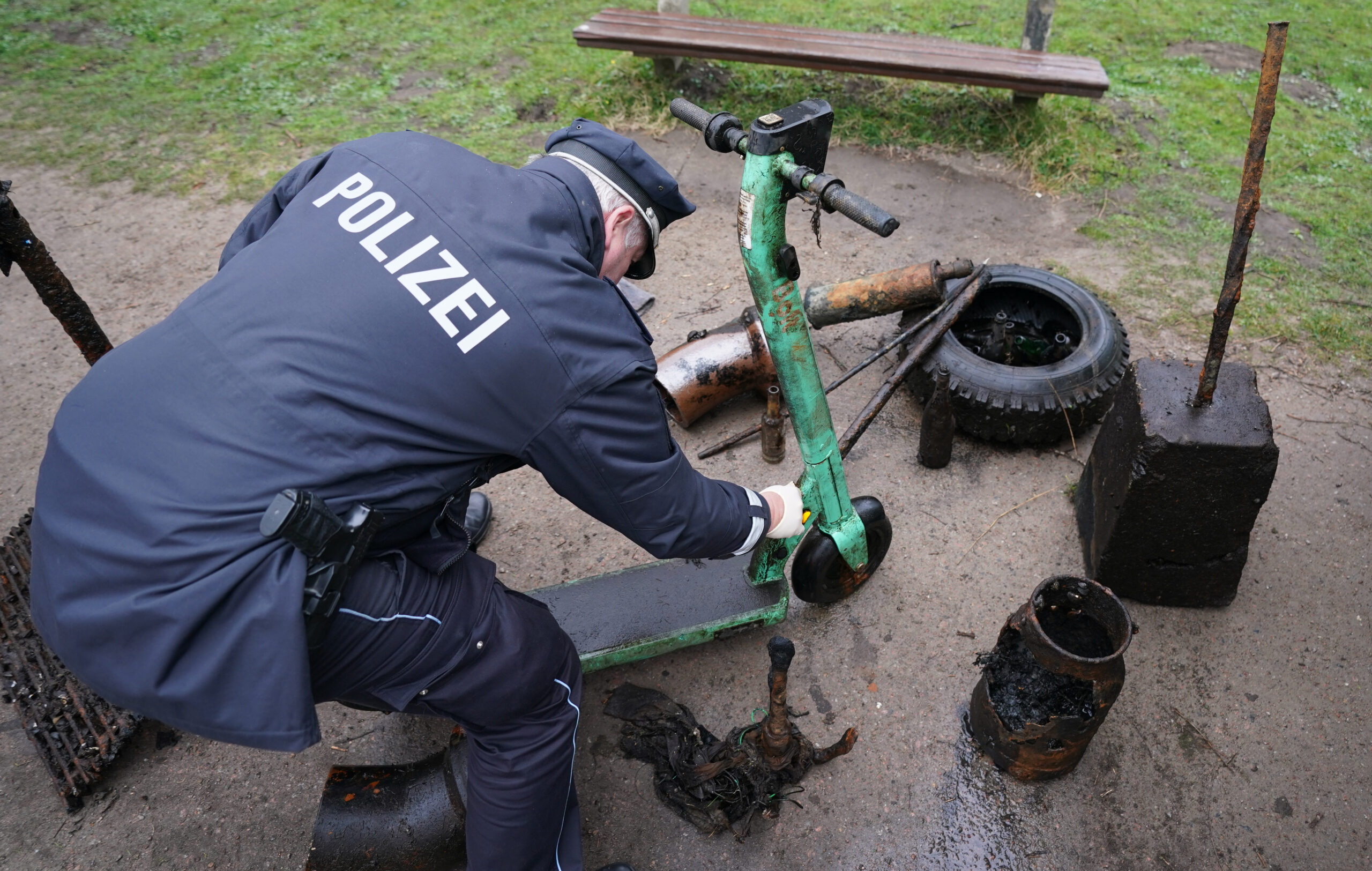 Beim Mülltauchen wurden auch E-Scooter im Alsterlauf gefunden.