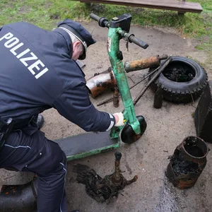 Beim Mülltauchen wurden auch E-Scooter im Alsterlauf gefunden.