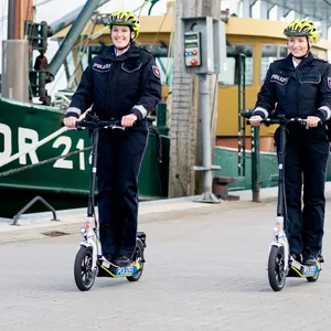 Polizei auf E-Scootern