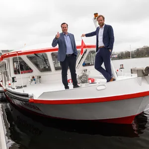 Zum Start der „Weißen Flotte“ posieren Tobias Haack (l), Geschäftsführer der ATG Alster-Touristik GmbH, und Anjes Tjarks (Bündnis 90/Die Grünen), Senator für Verkehr und Mobilitätswende, auf dem batteriebetriebenen Dampfer „Alsterwasser“.