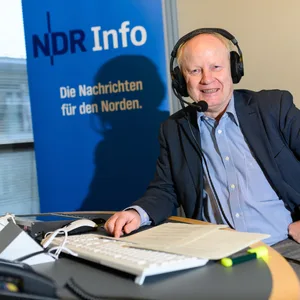 Seit rund 20 Jahren leitet Journalist Andreas Flocken die Radio-Sendereihe „Streitkräfte und Strategien“ des Norddeutschen Rundfunks (NDR) Jetzt landet er mit einem seit jüngerer Zeit dazugehörenden Podcast über Sicherheits- und Militärpolitik einen großen Erfolg.