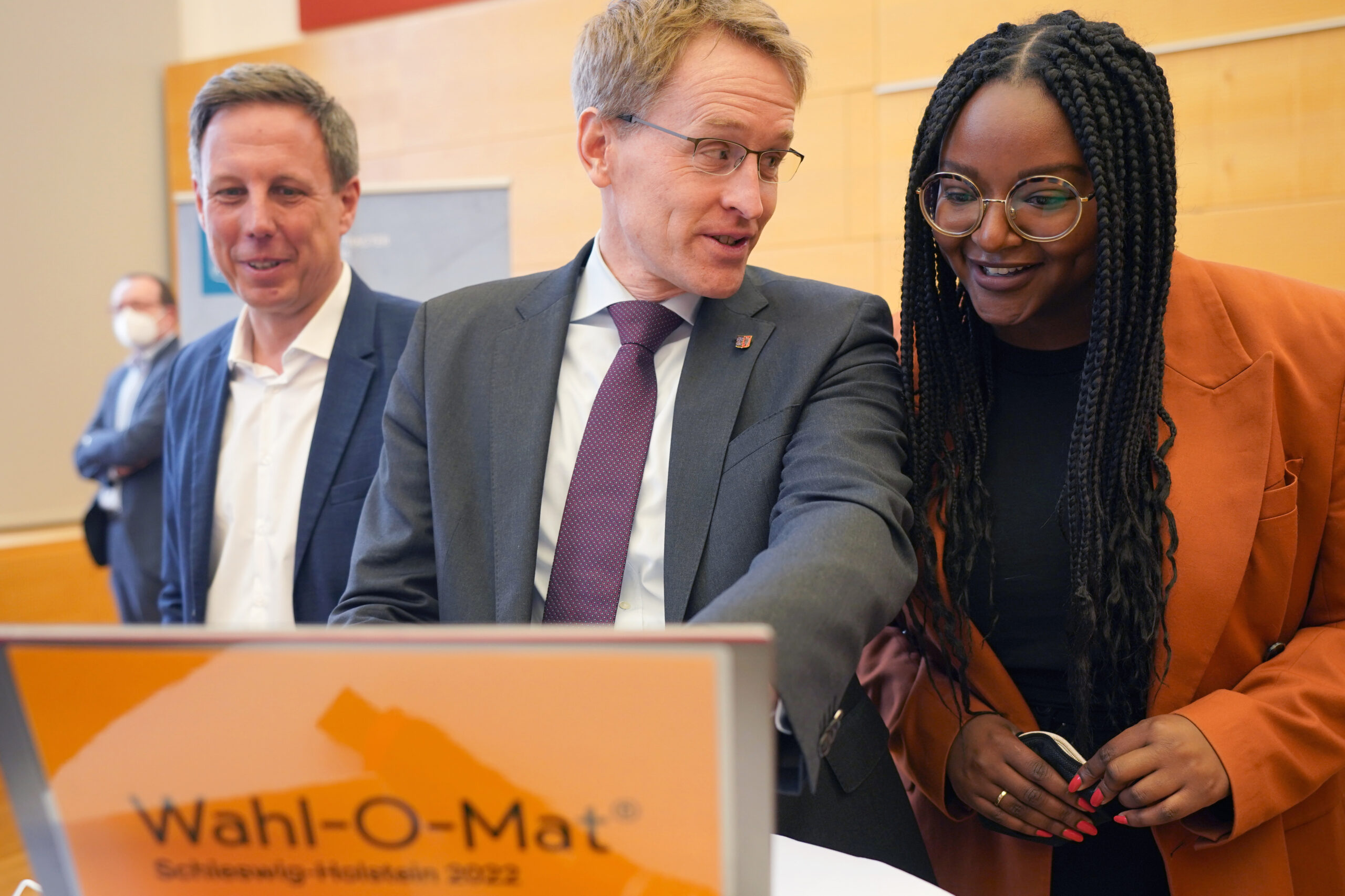Spitzenkandidat:innen Thomas Losse-Müller (SPD), Daniel Günther (CDU) und Aminata Touré (Bündnis 90/Die Grünen) während des Starts des Wahl-O-Mat zur Landtagswahl in Schleswig-Holstein.