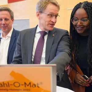 Spitzenkandidat:innen Thomas Losse-Müller (SPD), Daniel Günther (CDU) und Aminata Touré (Bündnis 90/Die Grünen) während des Starts des Wahl-O-Mat zur Landtagswahl in Schleswig-Holstein.