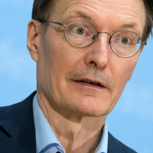 Gesundheitsminister Karl Lauterbach (SPD) erläutert nach der Videokonferenz der Gesundheitsministerinnen und –minister von Bund und Länder die neuen Quarantäne-Regeln.