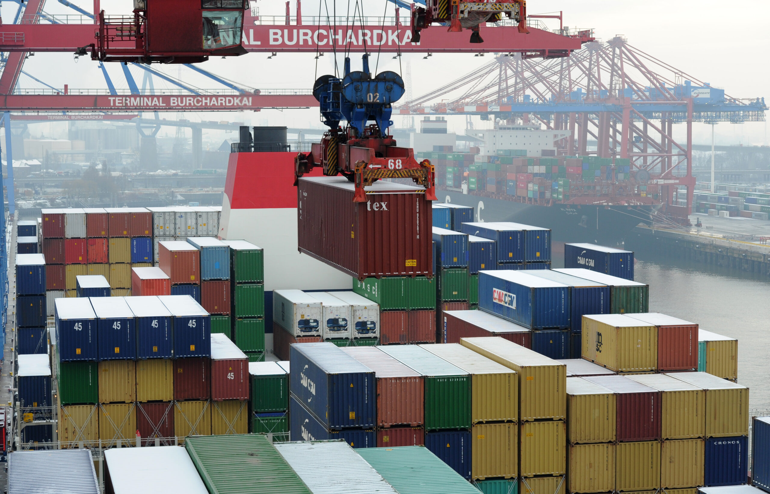 Symbolbild: Ein Containerschiff in Hamburg auf dem Containerterminal Burchardkai der Hamburger Hafen und Logistik AG (HHLA) be- und entladen.