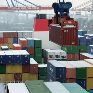 Symbolbild: Ein Containerschiff in Hamburg auf dem Containerterminal Burchardkai der Hamburger Hafen und Logistik AG (HHLA) be- und entladen.