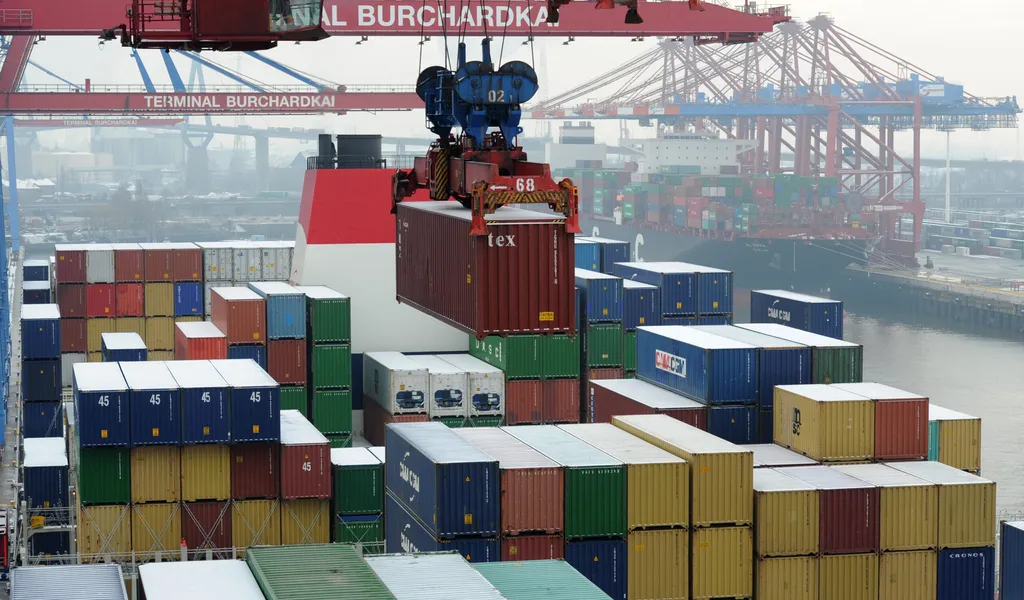 Symbolbild: Ein Containerschiff in Hamburg auf dem Containerterminal Burchardkai der Hamburger Hafen und Logistik AG (HHLA) be- und entladen.