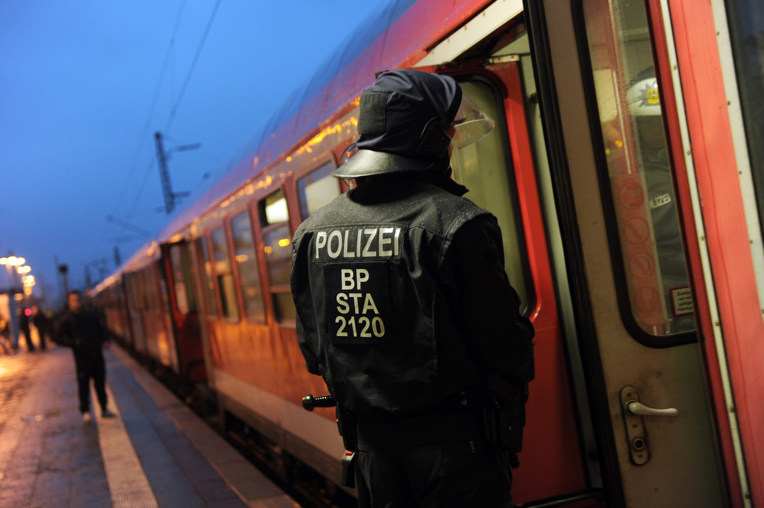 Ein Bundespolizist vor einem Zug im Bahnhof Gelsenkirchen.