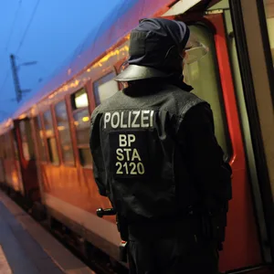 Ein Bundespolizist vor einem Zug im Bahnhof Gelsenkirchen.