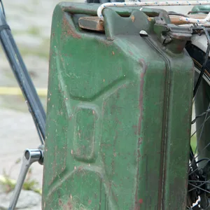 Unbekannte Täter zapften in Güstritz rund 2500 Liter Diesel ab. (Symbolfoto)