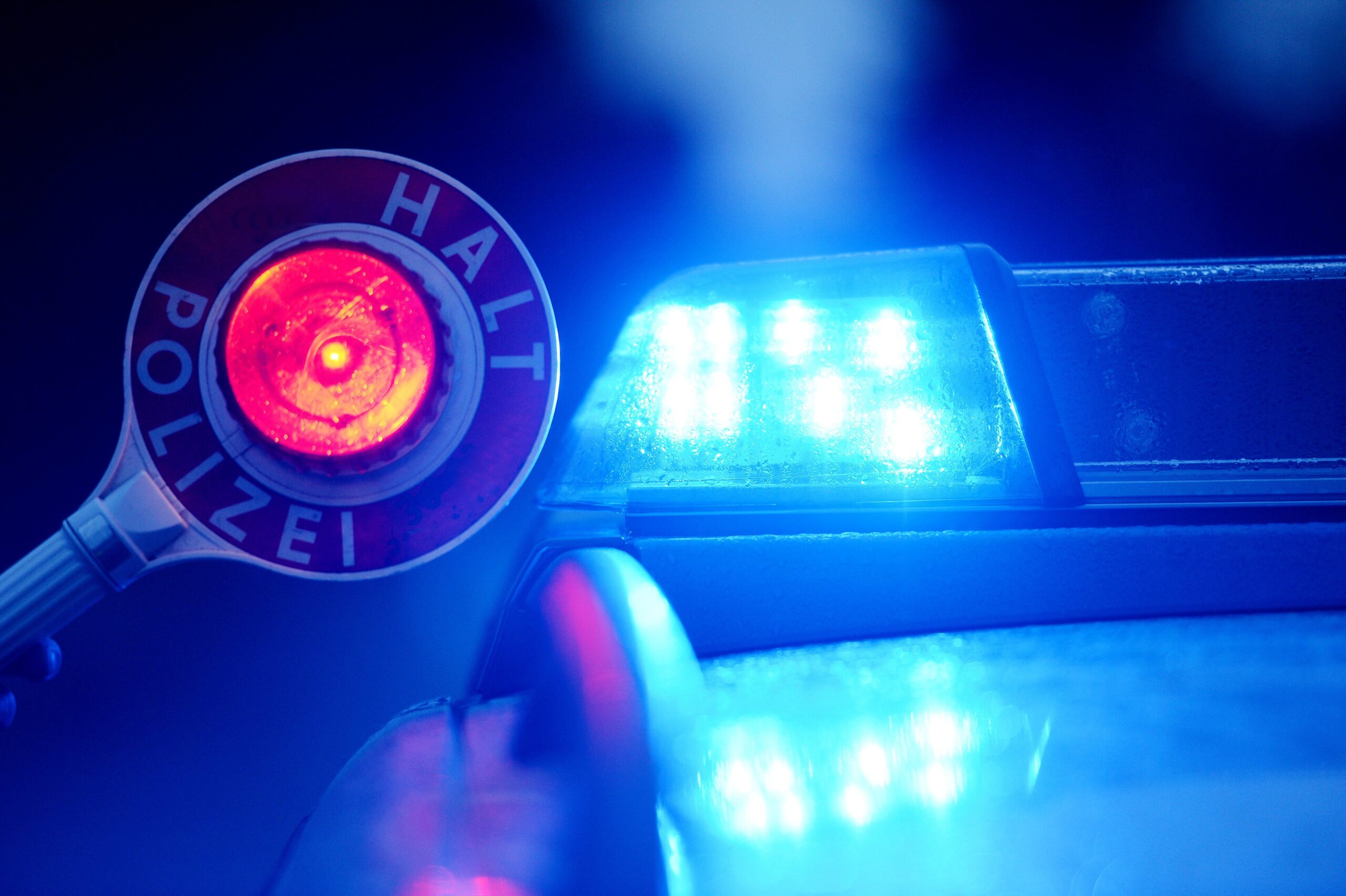Die Polizei hielt am Dienstagabend einen Autofahrer an, der mit 144 Stundenkilometer statt erlaubten 60 km/h durch Flensburg raste – ohne Führerschein.