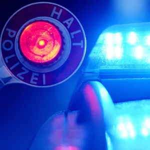 Die Polizei hielt am Dienstagabend einen Autofahrer an, der mit 144 Stundenkilometer statt erlaubten 60 km/h durch Flensburg raste – ohne Führerschein.