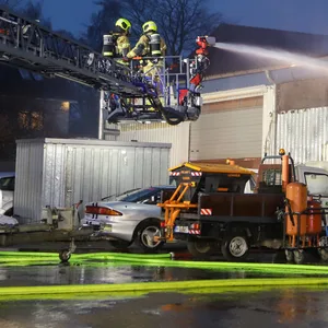 Löscharbeiten an einer Lagerhalle in Rellingen