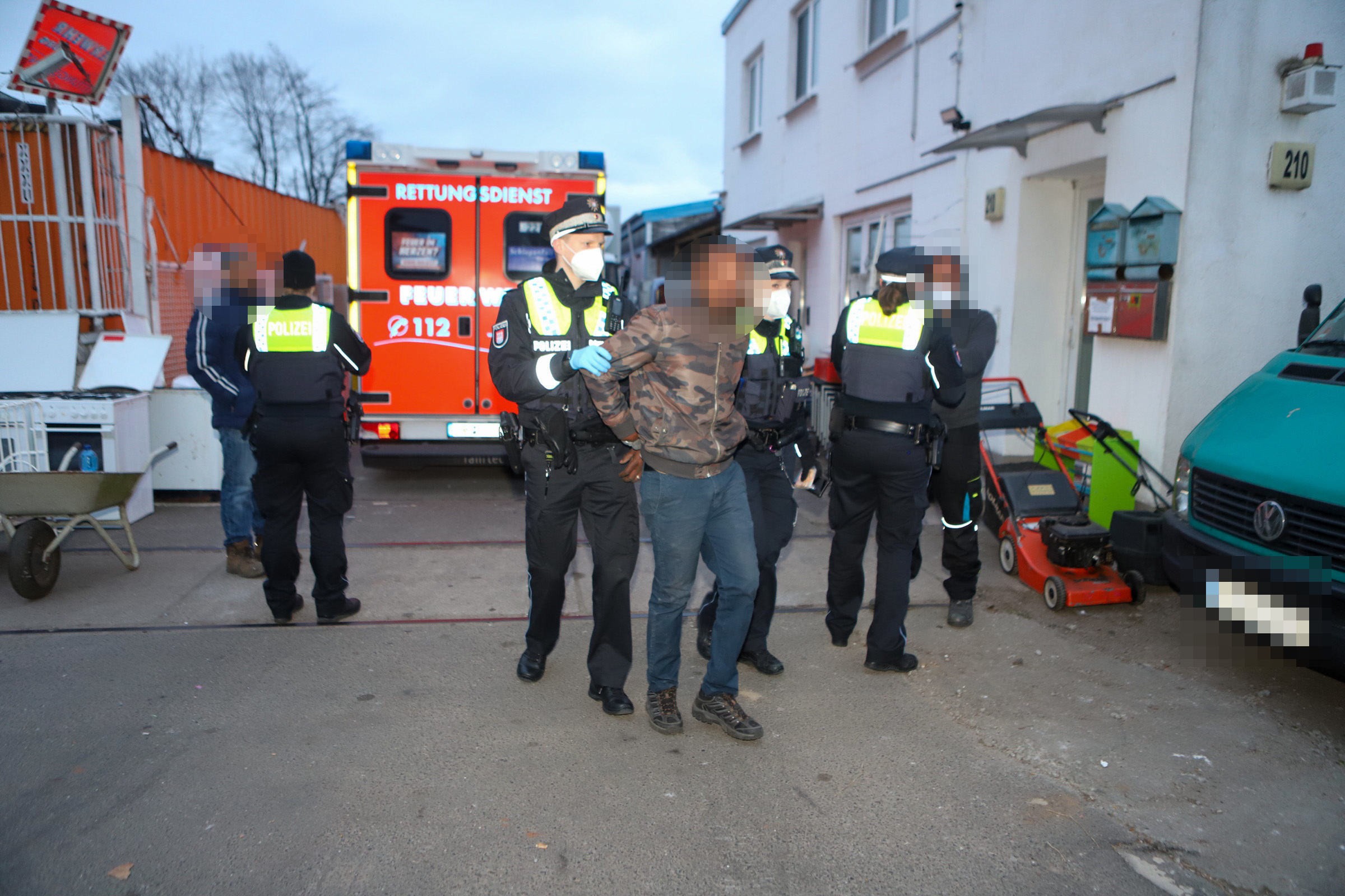 In Hamburg wurde am Montag eine Leiche entdeckt. Zwei Männer wurden festgenommen.
