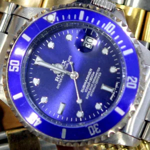 Bei der Durchsuchung in Hamburg stellten Polizisten unter anderem zwei Rolex-Uhren sicher. (Symbolfoto)