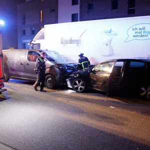 Ein Kleintransporter ist am Donnerstagabend in Jenfeld frontal in ein entgegenkommendes Auto gekracht.