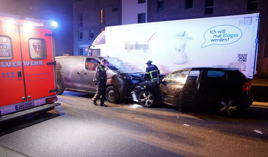 Ein Kleintransporter ist am Donnerstagabend in Jenfeld frontal in ein entgegenkommendes Auto gekracht.