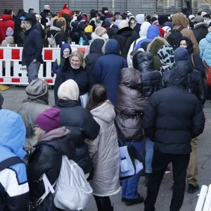 Hunderte ukrainische Flüchtlinge warteten am Mittwoch vor dem Amt für Migration in der Hammer Straße.
