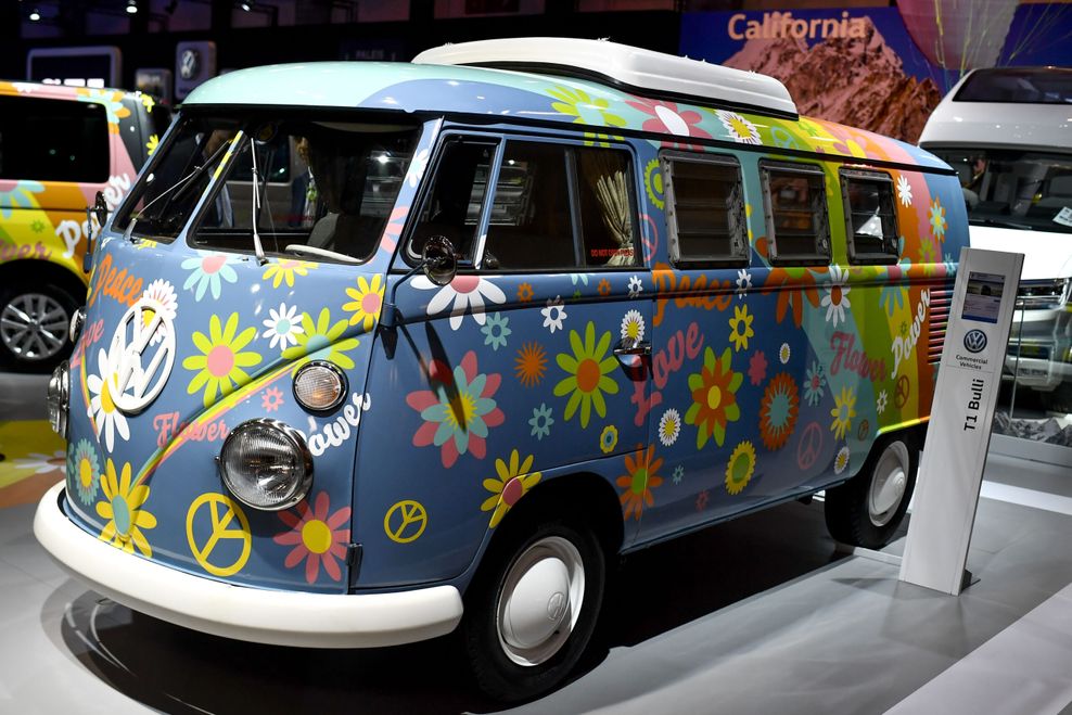 Ein alter VW-Bulli mit vielen bunten Blumen