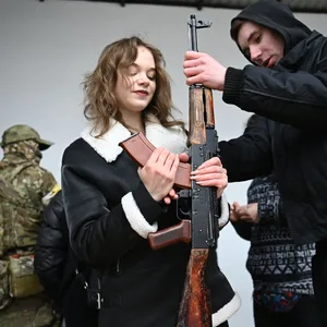 Eine junge Ukrainerin lernt, wie man eine AK-47-Waffe bedient. Die Bevölkerung ist aufgerufen, mit allen Mitteln ihr Land zu verteidigen.